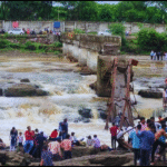 पदचारी पूल कोसळल्याने अनेक पर्यटक नदीत वाहून गेल्याची भीती