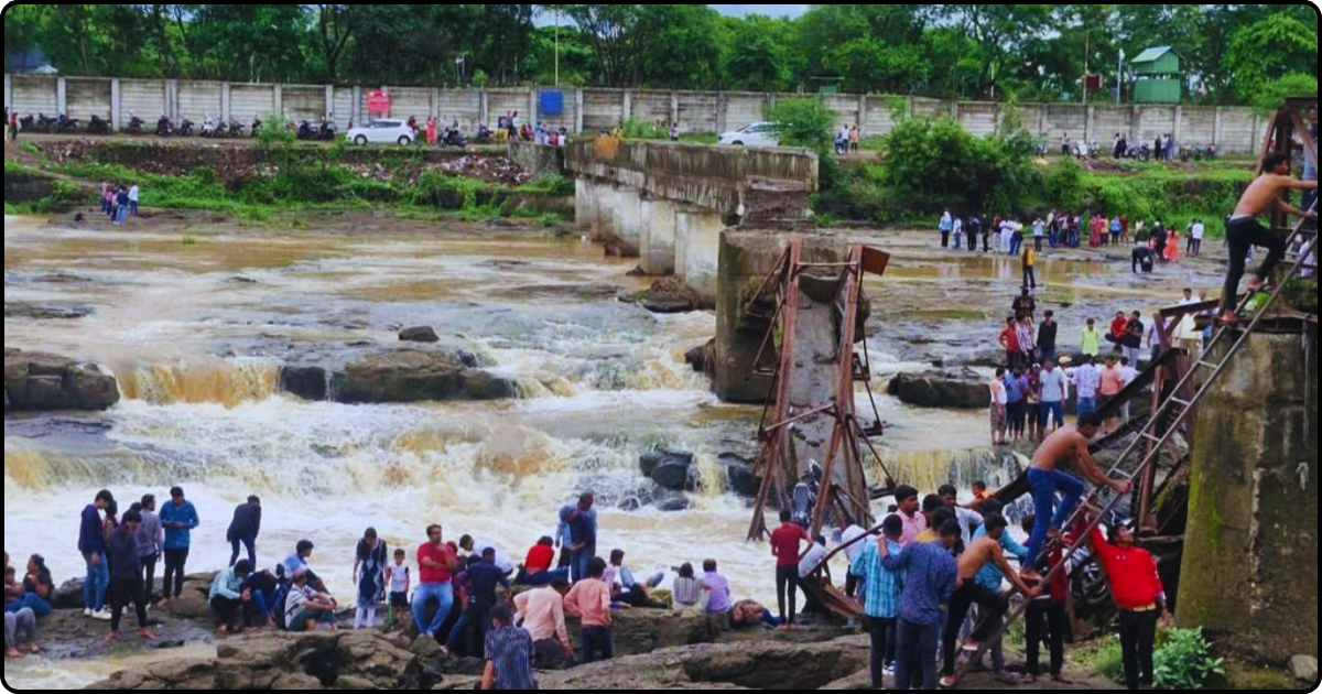 पदचारी पूल कोसळल्याने अनेक पर्यटक नदीत वाहून गेल्याची भीती
