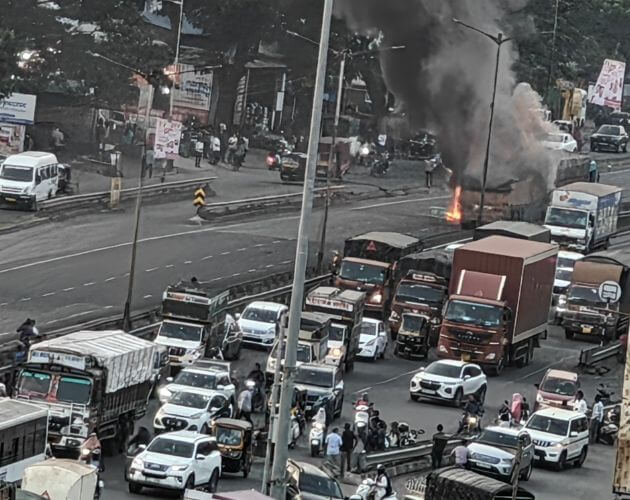 नवले ब्रिजवर कंटेनरचा अपघात